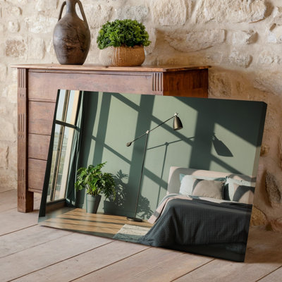 Reproduction d'art sur toile, une scène de chambre à coucher moderne sereine avec un art mural vert doux illuminé par la lumière naturelle