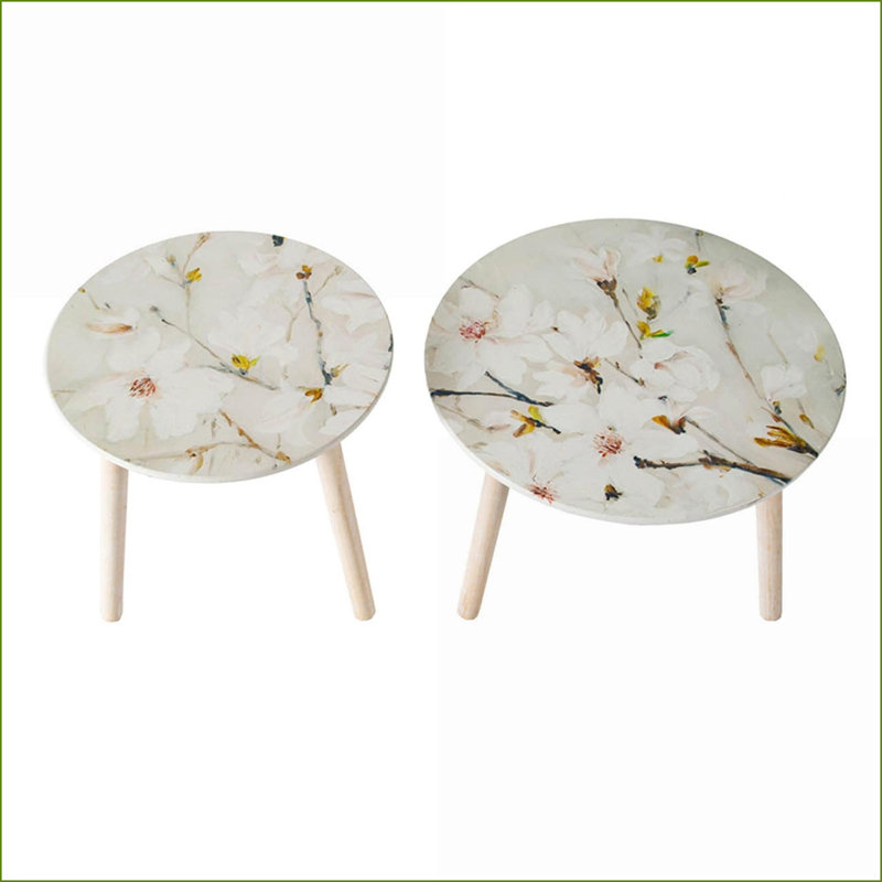 Table basse blanche ronde avec pieds à volutes, plateau spacieux pour le salon