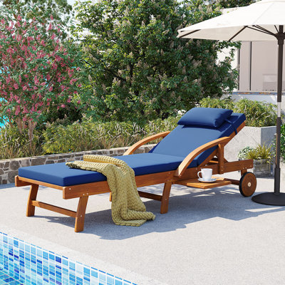 Méridienne d'extérieur réglable 77,5 po - Structure en bois d'acacia avec coussins, dossier inclinable et repose-pieds, appui-tête et plateau latéral rétractable, parfaite pour les patios, les bords de piscine, les jardins et les plages