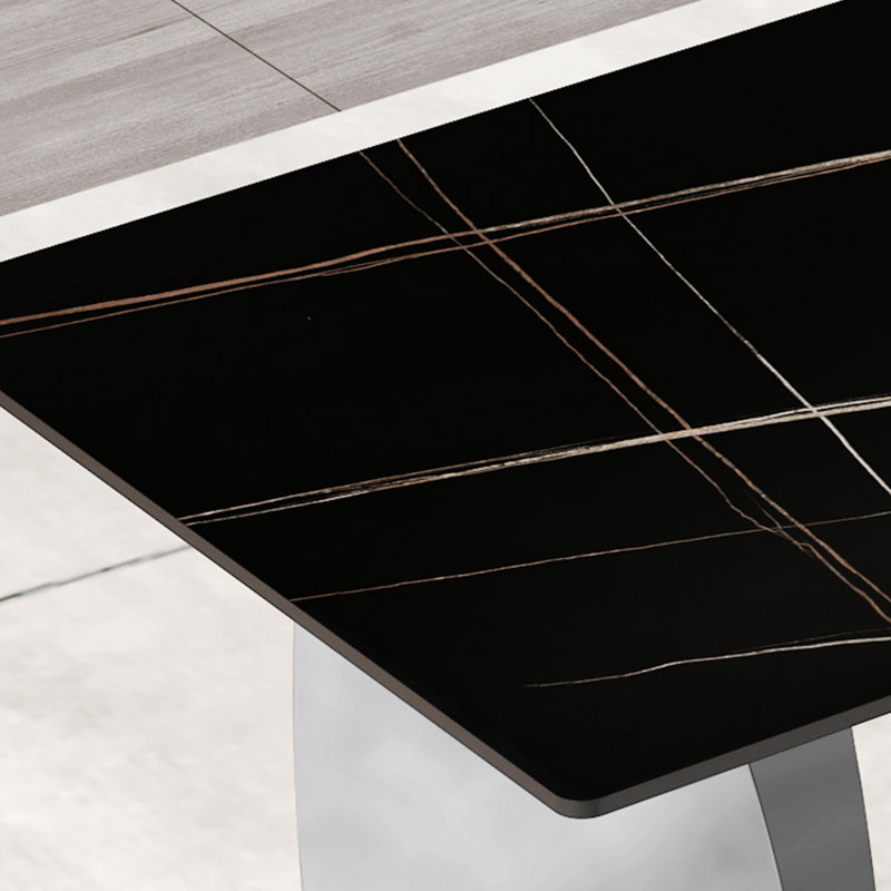 Table rectangulaire moderne avec plateau de table en pierre frittée noire et supports en métal argenté stables, sans danger pour les aliments, antidérapante pour les repas de 0,4 po de hauteur, convient aux espaces commerciaux à domicile, haute