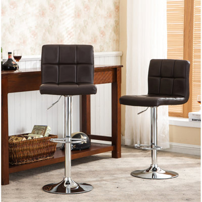 2 tabourets de bar pivotants bruns. Siège en similicuir avec mousse confortable. Base et hauteur réglable. Rotation à 360 degrés. Mécanisme de levage 17 pièces x l 17,5 po x P 35,5 po - 43,5 po.