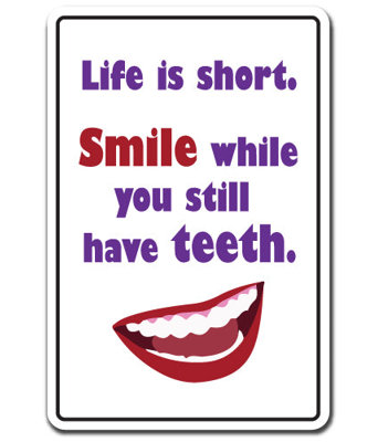 LA VIE EST UN PETIT SOURIRE TOUT EN TANT QUE DES DENTS