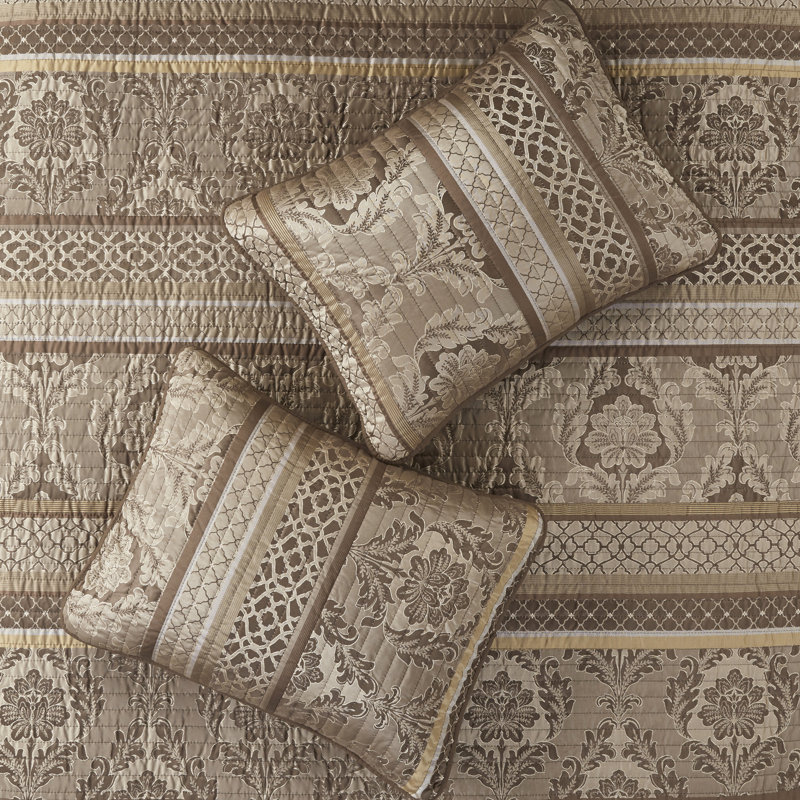 Courtepointe très grand / très grand avec coussins décoratifs - brun / or . Feuille, rayures et motifs. Détails de broderie. Facilité et commodité lavables à la machine à partir de 3 coussins. Pratique