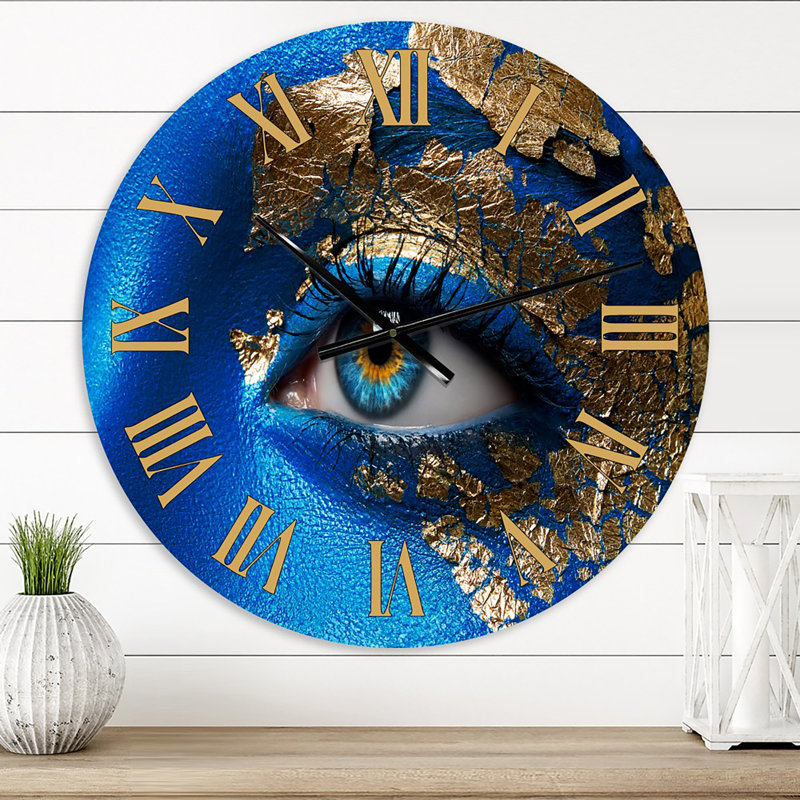 Portrait d'une jeune fille avec maquillage bleu - horloge murale moderne, Surdimensionné