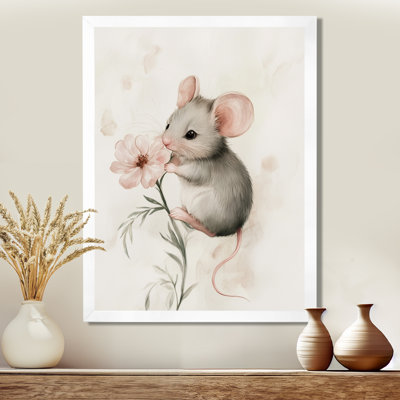 Petite souris grise avec une fleur II - Tableau encadré représentant un bébé animal