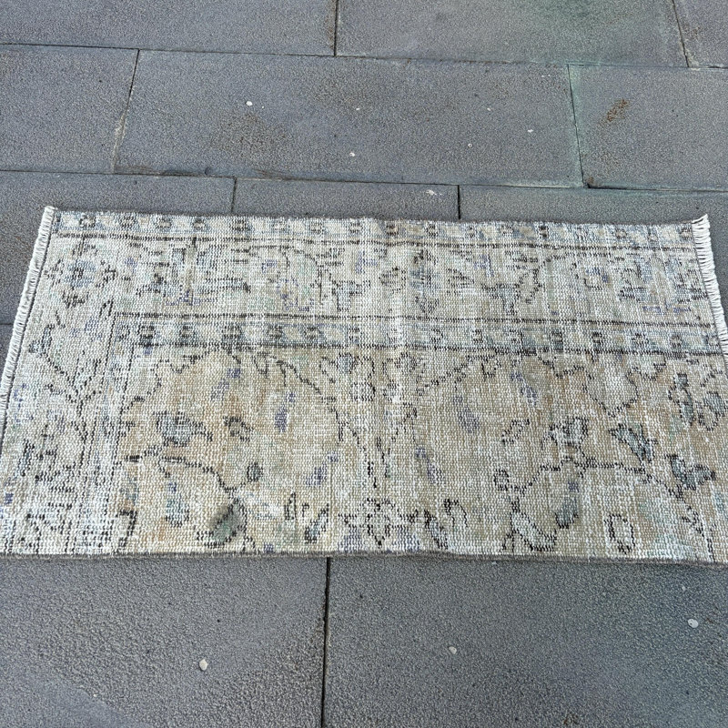 Tapis turc vintage Oushak beige avec des accents colorés parfaits pour un vestibule ou un décor moderne