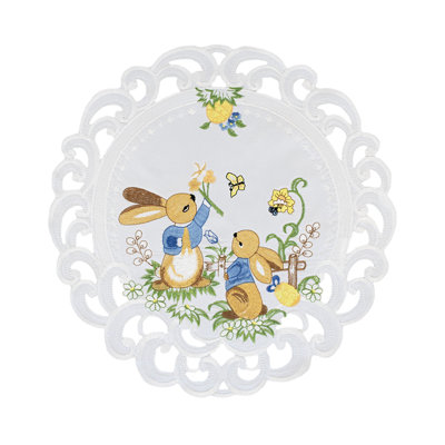 Lapin de Pâques sur napperon blanc 