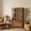 Meuble d'appoint vitré arqué avec pattes en bois, tablettes ajustables et tiroir