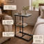 Table de bout en forme de C, plateau d'aspect bois, tablette de rangement en acier