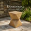 Table d'appoint en béton à symétrie prismatique, avec une texture lisse à grain de bois et une forme géométrique moderne