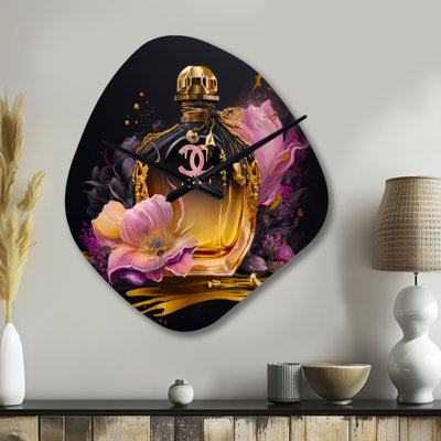 Bouteille de parfum chic avec roses roses I - mode horloge asymétrique en métal, impression d'horloge murale de forme unique rose
