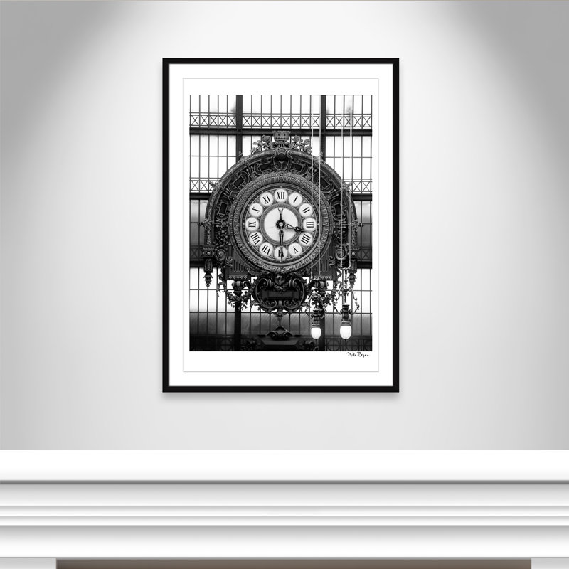 Horloge dorée du musée - impression de Paris par Mike Ragan, Papier avec cadre simple noir, Blanc / Blanc