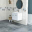 Meuble-lavabo mural avec lavabo double et charnières à fermeture en douceur