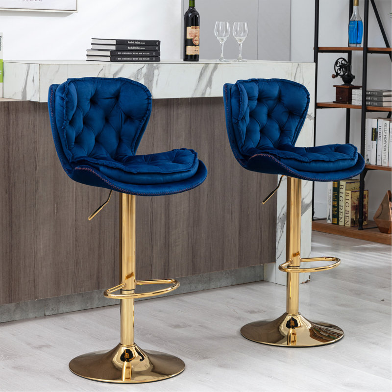Ensemble de 2 tabourets de bar, avec repose-pieds chromé et base pivotante à hauteur réglable en velours + tabouret de bar simple à pattes dorées - bleu