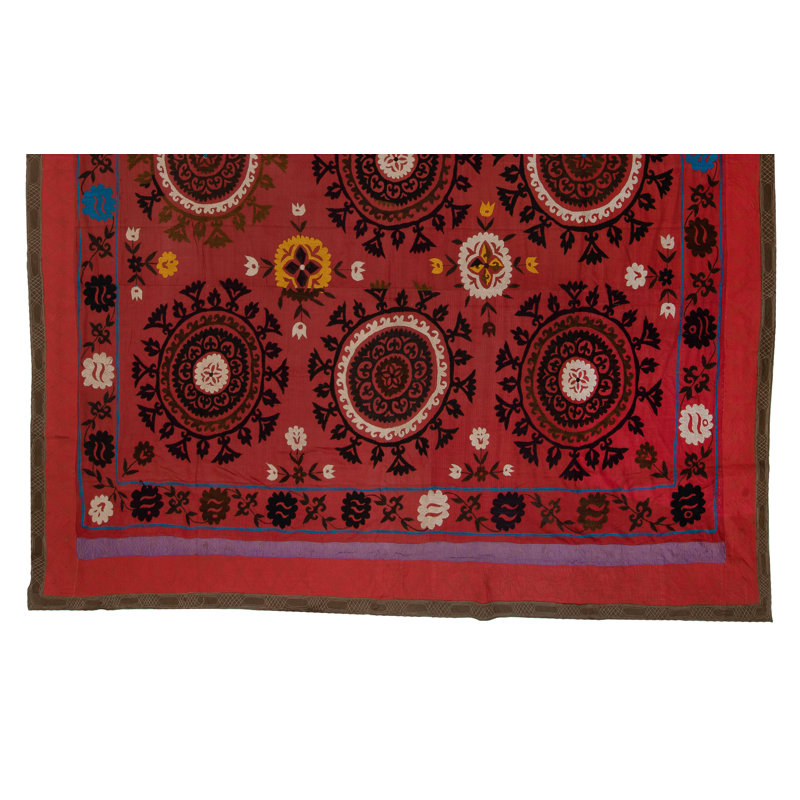 Couvre-lit en soie et en coton brodé à la main de 94 x 104 po. Suspension murale rétro. Nappe décorative en rouge