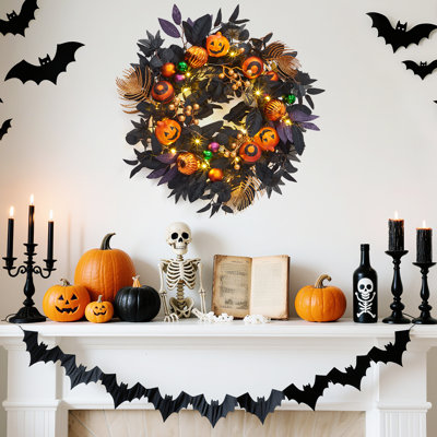 Couronne de citrouille d'Halloween 20 po pré-éclairée pour porte d'entrée, couronne Jack-O'-Lantern - 20 lumières DEL avec minuterie - feuilles noires avec baies et boules décoratives pour fenêtre