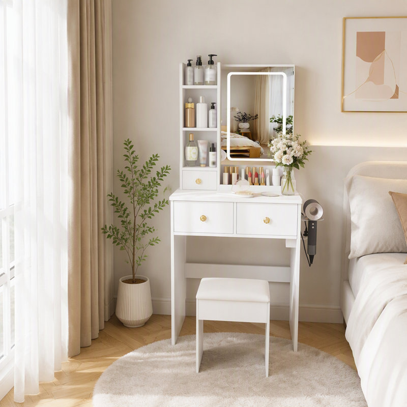Coiffeuse moderne compacte avec éclairage DEL tricolore, 3 tiroirs et plusieurs étagères ouvertes, support pour sèche-cheveux et prise électrique, avec chaise de coiffeuse, blanche
