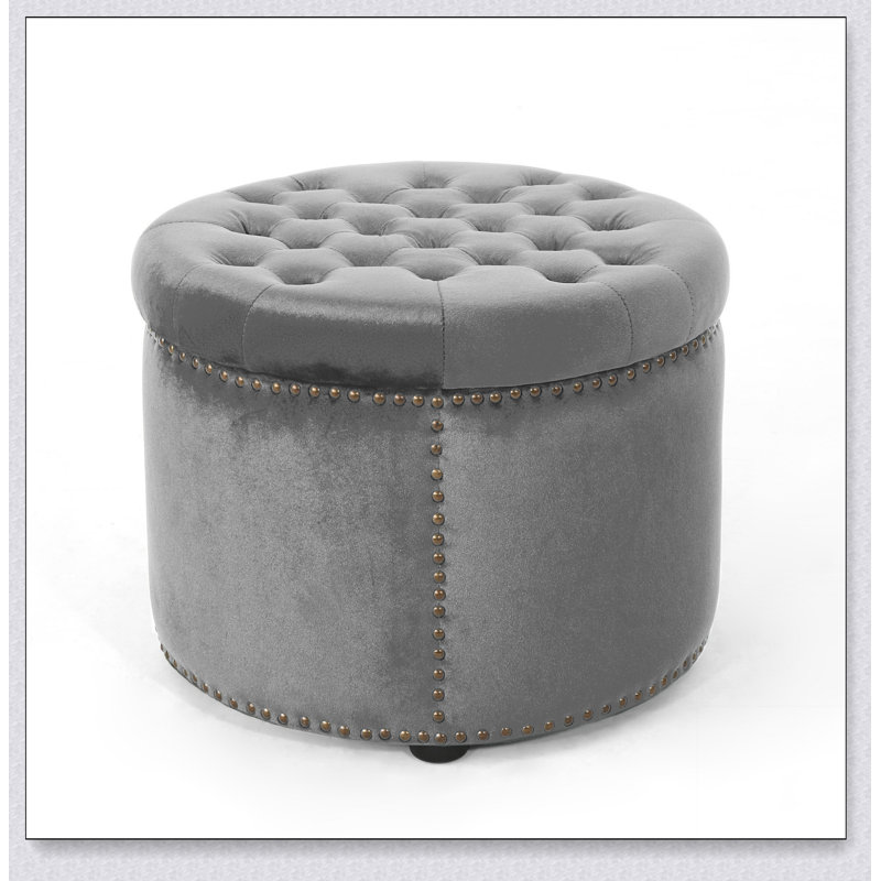 Doté d'un velours doux au toucher et d'un bord clouté pour plus de style, Gris