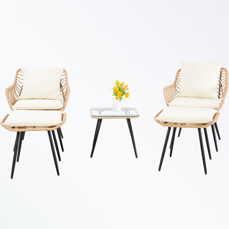 Ensemble de patio 5 pièces en osier avec deux repose-pieds et table basse en verre, Naturel, Ivoire