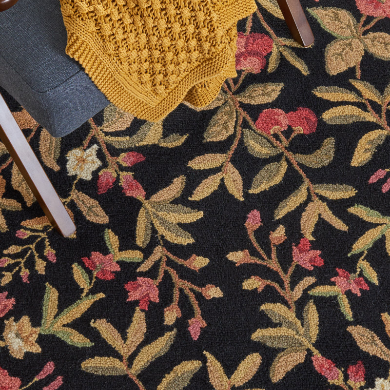 Tapis floral en laine crocheté à la main noir Kinchen, Rond 5 pi 6 po