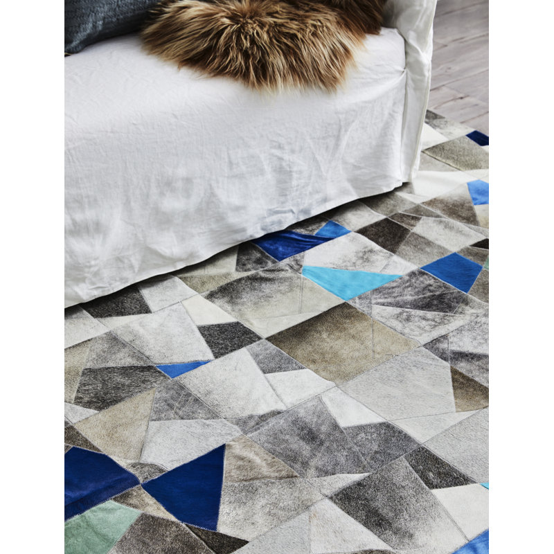 Tapis abstrait gris / bleu en cuir de vache 5 pi 7 po x 7 pi 10 po Faceta, Rectangulaire 2 pi x 3 pi