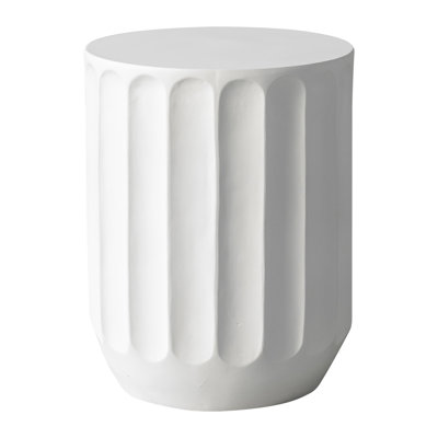 Table d'appoint ronde Arlo, table d'appoint en fibre avec base pilier cannelée sculptée, table de bout moderne pour le salon, la chambre à coucher, le patio, le jardin ou les espaces extérieurs