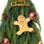 Sapins de Noël fantaisie en 3 parties, à cime incurvée, ornés de décorations dorées, de motifs en pain d'épice et de bases en toile de jute