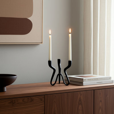 Porte-chandelle moderne en métal et aluminium avec un design incurvé contemporain et unique avec support de bougie pilier contemporain pour la décoration intérieure