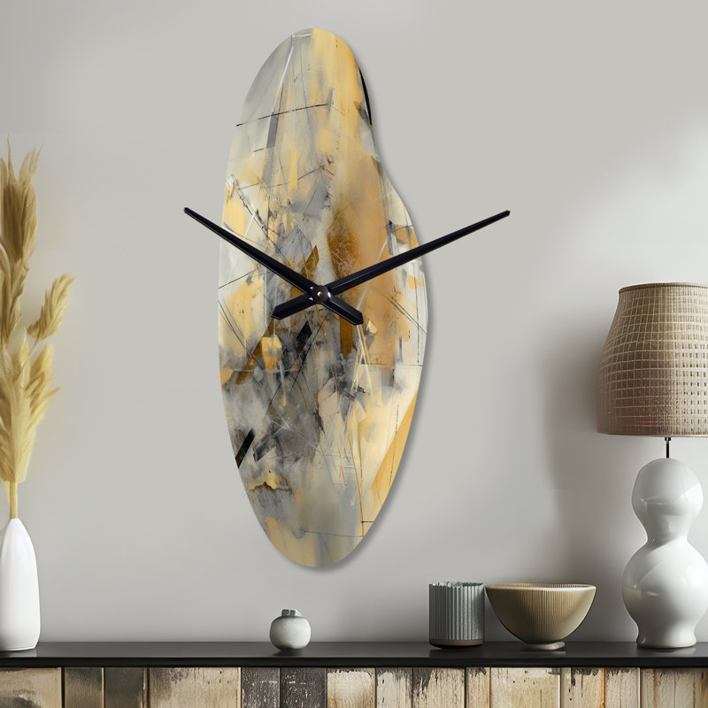 Jaune et gris au-delà de la toile II - horloge murale asymétrique moderne en métal, impression d'horloge incurvée, Médium
