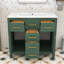 Élégant meuble-lavabo en bois avec lavabo brillant et grand espace de rangement-665812187