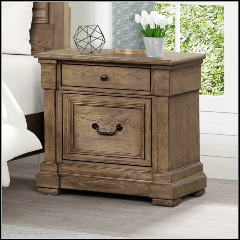 Table de chevet à queue d'aronde française et anglaise avec tiroir supérieur doublé de feutre et poignée en métal, parfaite pour les chambres transitionnelles