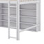 Lit mezzanine double avec tablettes de rangement ouvertes et échelle-192397039
