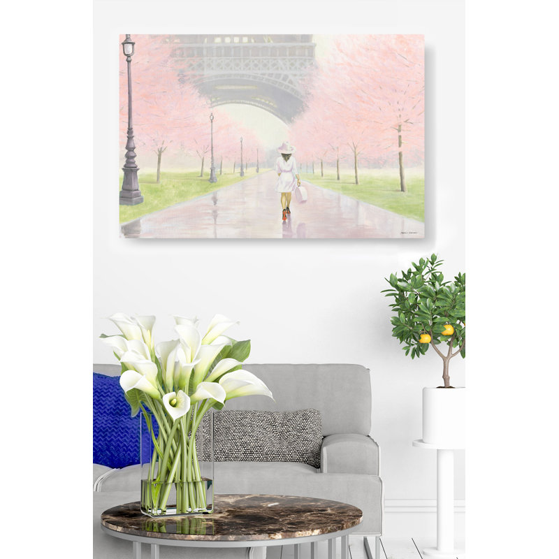 Chemin de Paris vers la Tour Eiffel, marche à Paris, femme qui marche, arbres roses, gris, crème, mode, scène de rue, reflet