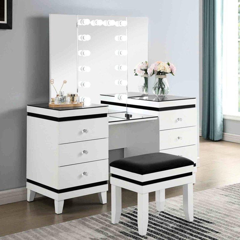 Meuble-lavabo de style contemporain avec miroir à trois volets, ampoules 14 pièces, plateau en verre noir, tiroirs doublés de feutre et tabouret rembourré en tissu pour la décoration de la chambre à coucher