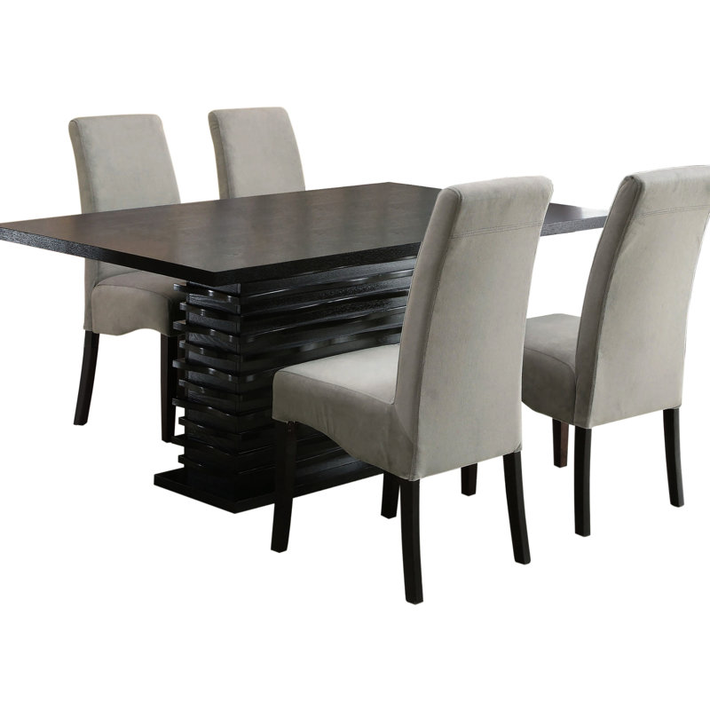 Ensemble de salle à manger 5 pièces gris et noir comprenant une table rectangulaire en bois avec une base à piédestal texturée et quatre chaises à assise rehaussée sculpturale de conception unique et rembourrées, pour la pièce