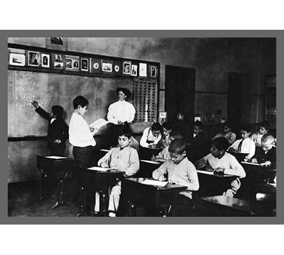 Étudiants et enseignant dans une classe d'école publique, reproduction de photo