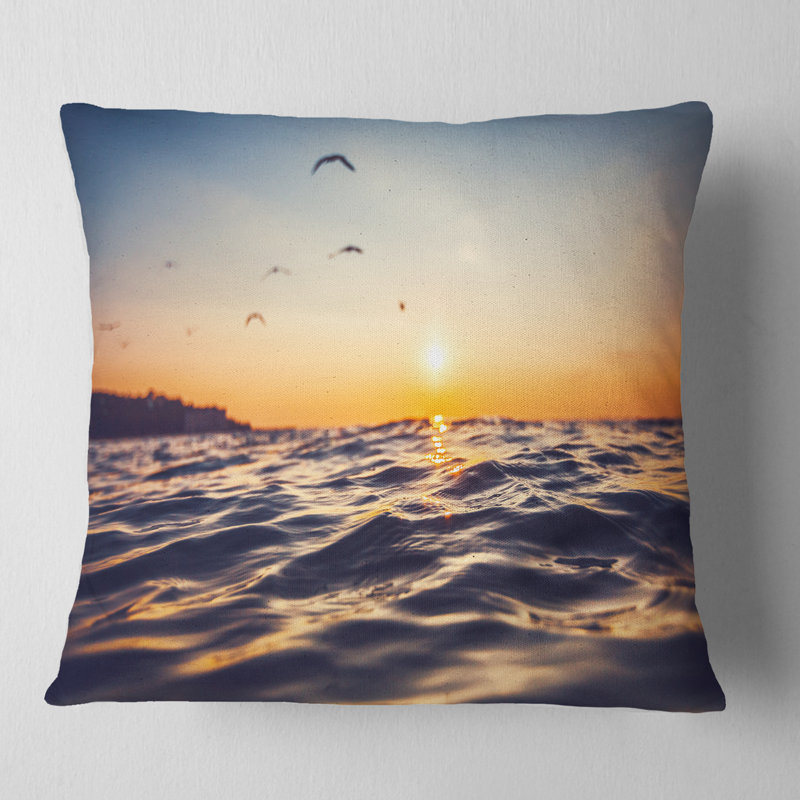 Coussin décoratif orange teinté au bord de l'eau au lever du soleil - Sea & Shore, Carrée 18 po x 18 po