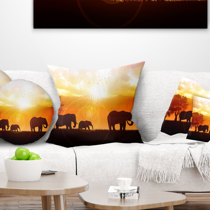 Éléphants marchant au coucher du soleil - Coussin imprimé animal, 18 po x 18 po, Coussin décoratif