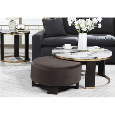 Table basse gigogne brune / dorée avec plateau en faux marbre et mobilier de salon contemporain, structure en métal laiton antique, pieds en grain de bois foncé, stratifié de papier décoratif, assemblage requis