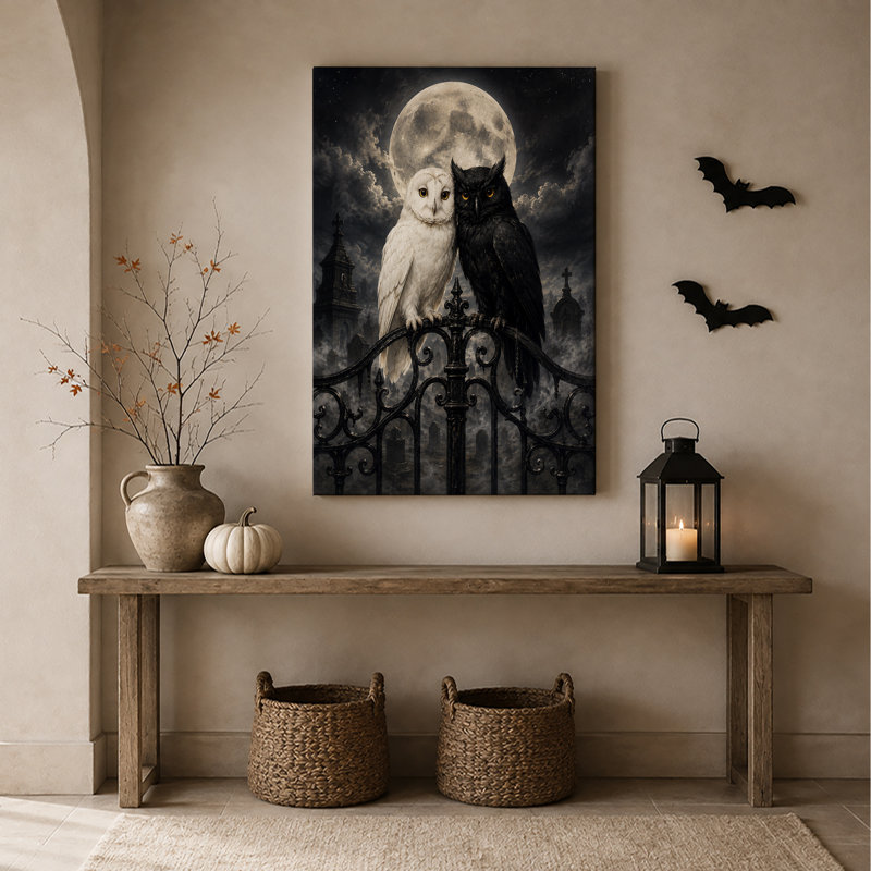 Toile blanche et noire sur une clôture de fer gothique sous Halloween, H 48 po x l 36 po