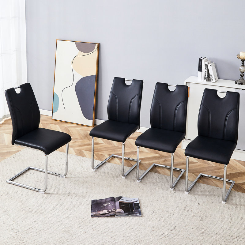 Chaise de salle à manger Black Pu (4 pièces) - Chic et fonctionnelle. Qualité PU, rembourrage en mousse. Conception ergonomique. Pieds argentés. Fabrication stable. Base coulissante. Des chaises respirantes). Matériau avec bon
