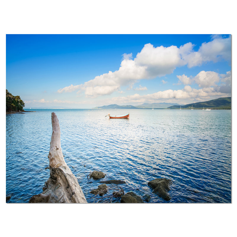 «Small Wooden Boat and Tree Trunk», reproduction de photo sur toile tendue encadrée, H 30 po x l 40 po x P 1 po, Toile tendue