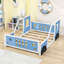 Lit en forme de voiture avec roues et structure en bois robuste-114308683-114308681