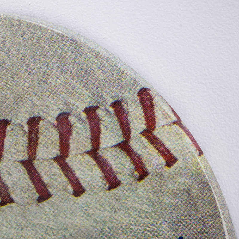 Il n’y a qu’une décoration murale de baseball en métal en forme de dôme de deux saisons
