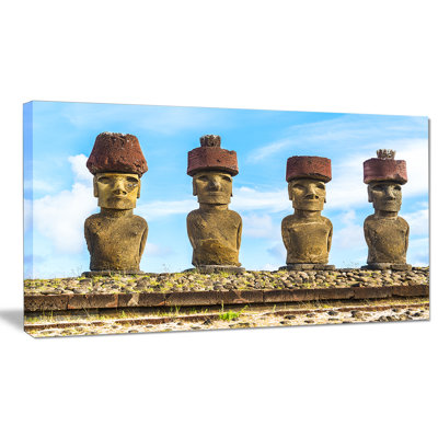 Portrait «Moai with Red Topknot Hat», reproduction de photo sur toile tendue encadrée