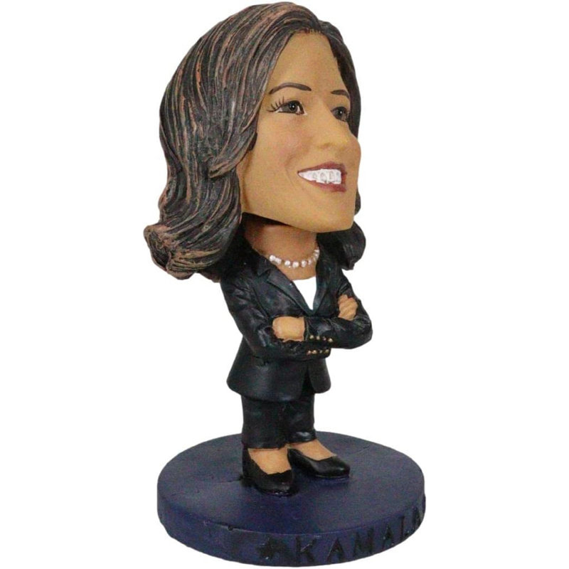 Statue du chef américain vice-président Kamala Harris aux bras croisés avec tête croisée