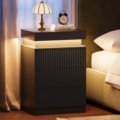 Table de chevet moderne à 3 tiroirs avec éclairage DEL, plateau coulissant, panneau encastré et station de recharge, idéale pour la chambre à coucher. Dimensions : 45 cm (L) x 39,6 cm (P) x 68,5 cm (H).