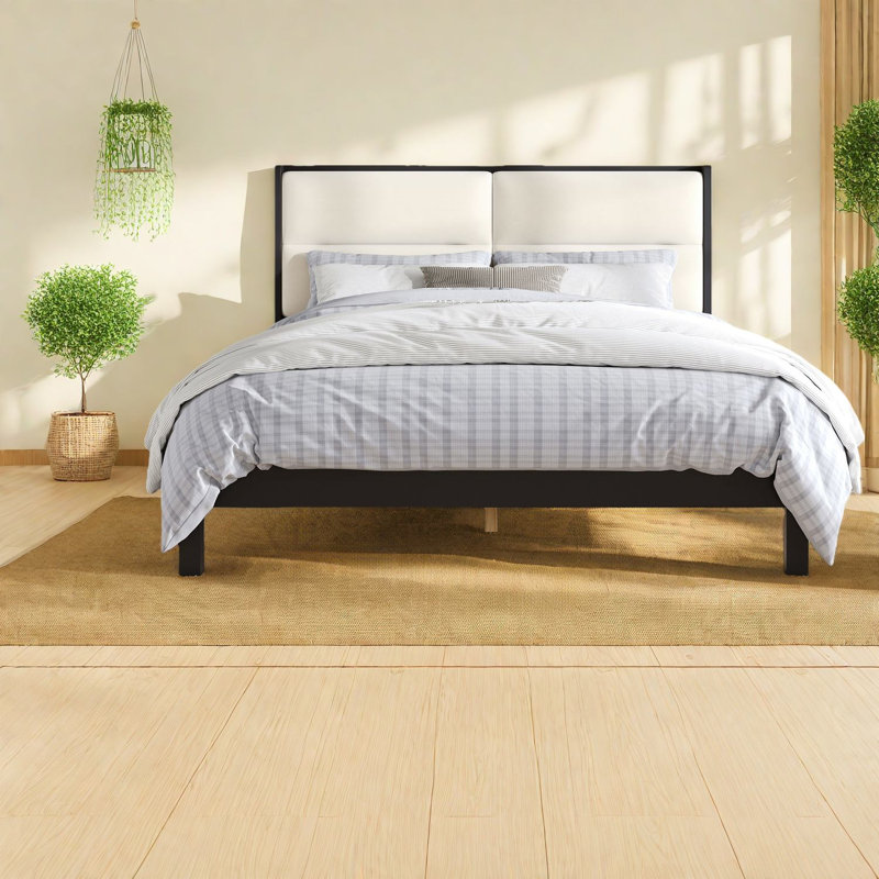 Grands lits confortables en velours de bois massif, maison de campagne moderne