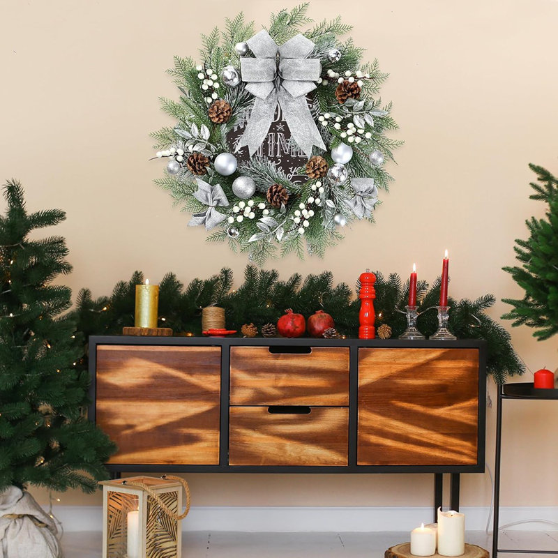 Couronne de Noël - vert et blanc - aiguilles de pin, baies, pommes de pin, arc argenté et ornements, décorations de Noël artificielles d'intérieur et d'extérieur