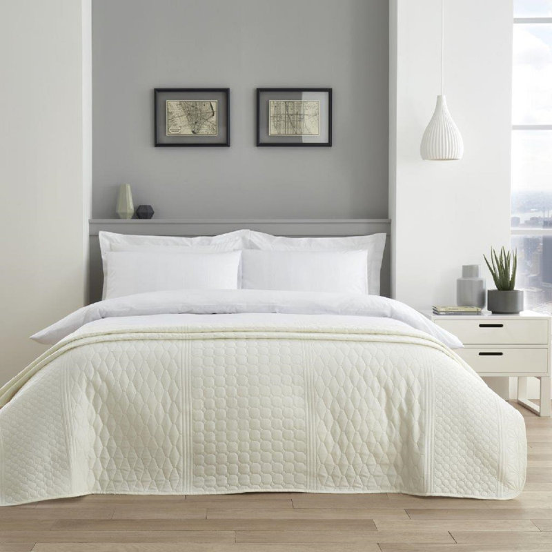 Lauralie Pin Sonic Bedspread